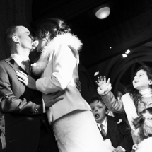 photographe mariage en hiver le baiser sortie d'église