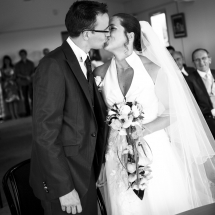 photographe mariage Lyon le baiser à la mairie Gaelle et Thibault