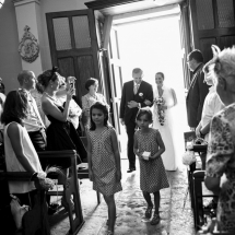 photographe mariage Lyon Gaelle et son père entrée de l'église