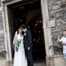 photographe mariage Lyon parvis de l'église Gaelle et Thibault