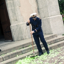 photographe mariage Chamonix balayeur sur le parvis