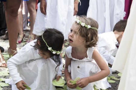 photographe mariage Beaujolais petites filles d'honneur parvis de l'église